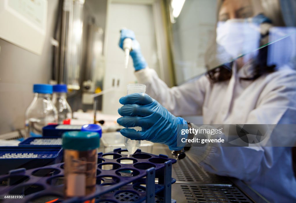 Científico de la mujer en el laboratorio