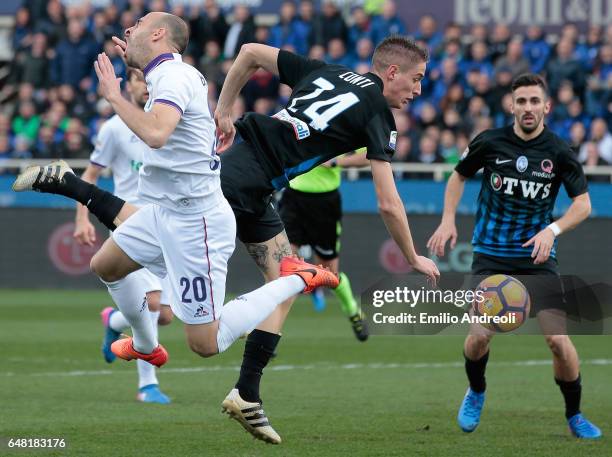 Andrea Conti of Atalanta BC competes for the ball with Borja Valero of ACF Fiorentina during the Serie A match between Atalanta BC and ACF Fiorentina...