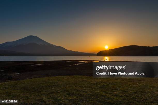 lake yamanaka fuji sunset - yamanaka lake stockfoto's en -beelden