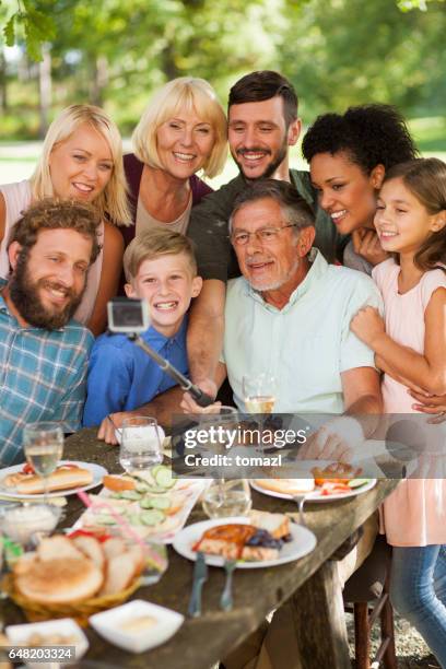 prenant selfie à un pique-nique familial - réunion de famille photos et images de collection