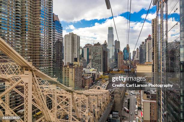 approaching manhattan on the roosevelt island tram - roosevelt island stock pictures, royalty-free photos & images