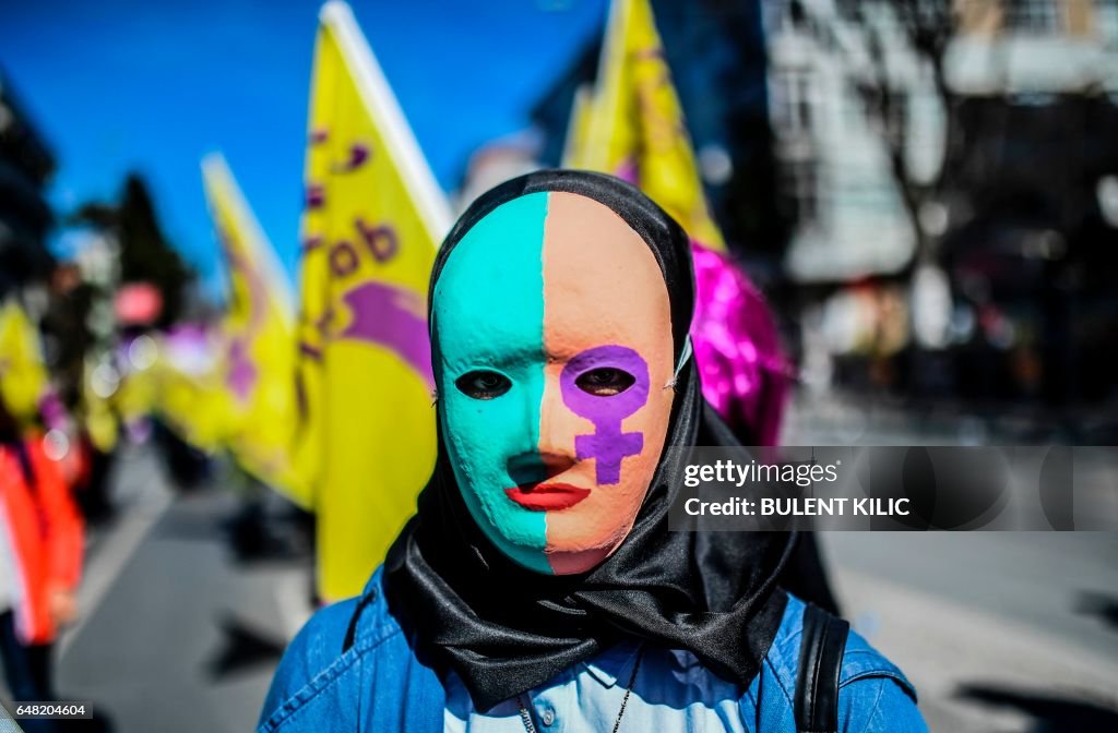 TOPSHOT-TURKEY-WOMEN-RIGHTS-DEMO