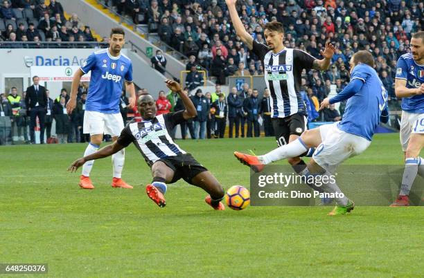 Emmanuel Agyemang Badu of Udinese Calcio competes with Gonzalo Higuain of Juventus FC during the Serie A match between Udinese Calcio and Juventus FC...