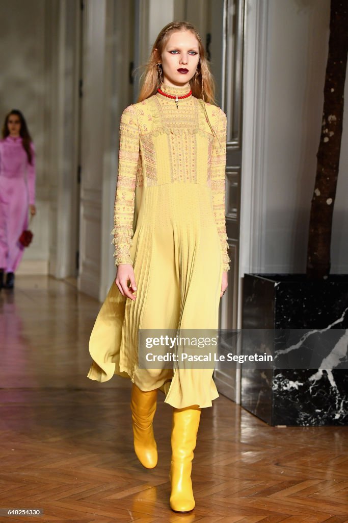 Valentino: Runway - Paris Fashion Week Womenswear Fall/Winter 2017/2018