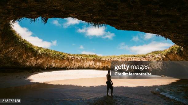 ラ プラヤ エスコンディーダ イスラス marietas プエルト バジャルタ - プエルト・バジャルタ ストックフォトと画像