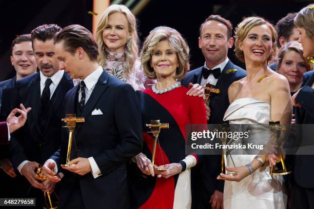 The award winners Tom Shilling, Nicole Kidman, Jane Fonda, Wotan Wilke Moehring and Caren Miosga during the Goldene Kamera show on March 4, 2017 in...