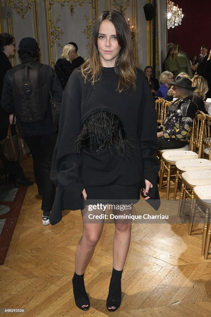 John Galliano : Front Row - Paris Fashion Week Womenswear Fall/Winter 2017/2018