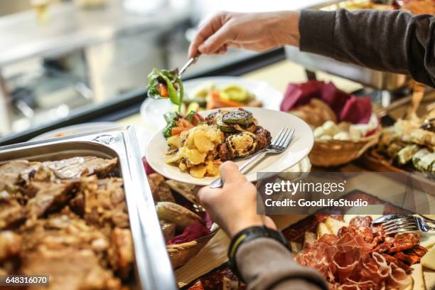 kiezen van voeding - finger food stockfoto's en -beelden