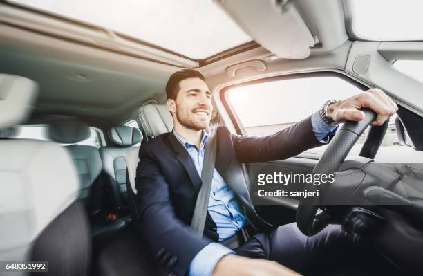 zaken onderweg - business person driving stockfoto's en -beelden