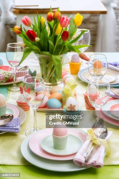 pasen couvert - paastafel stockfoto's en -beelden