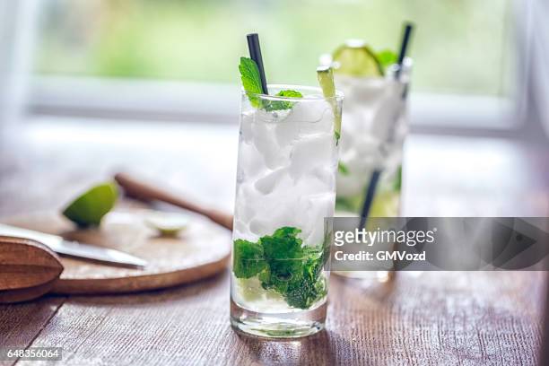 mojito cocktail  - cocktail gin stock-fotos und bilder