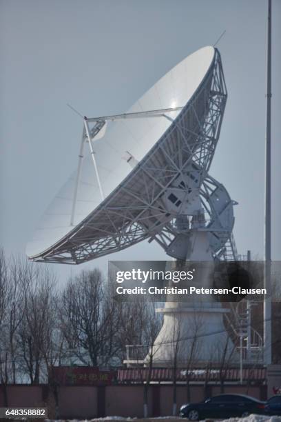 satellite dish in china - event horizon telescope fotografías e imágenes de stock