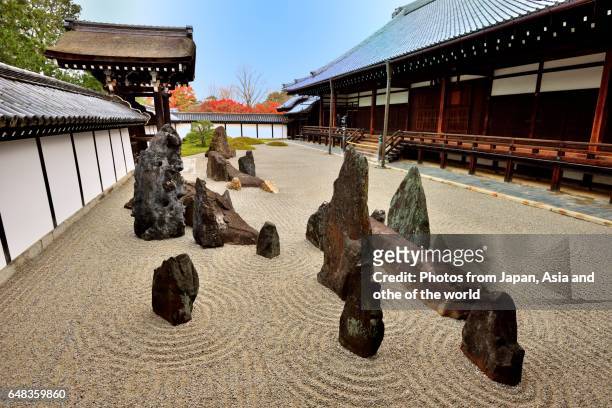 dry landscape garden of tofuku-ji temple, kyoto - karesansui stock pictures, royalty-free photos & images