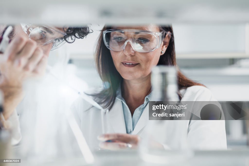 Scientifique utilisant une pipette automatique