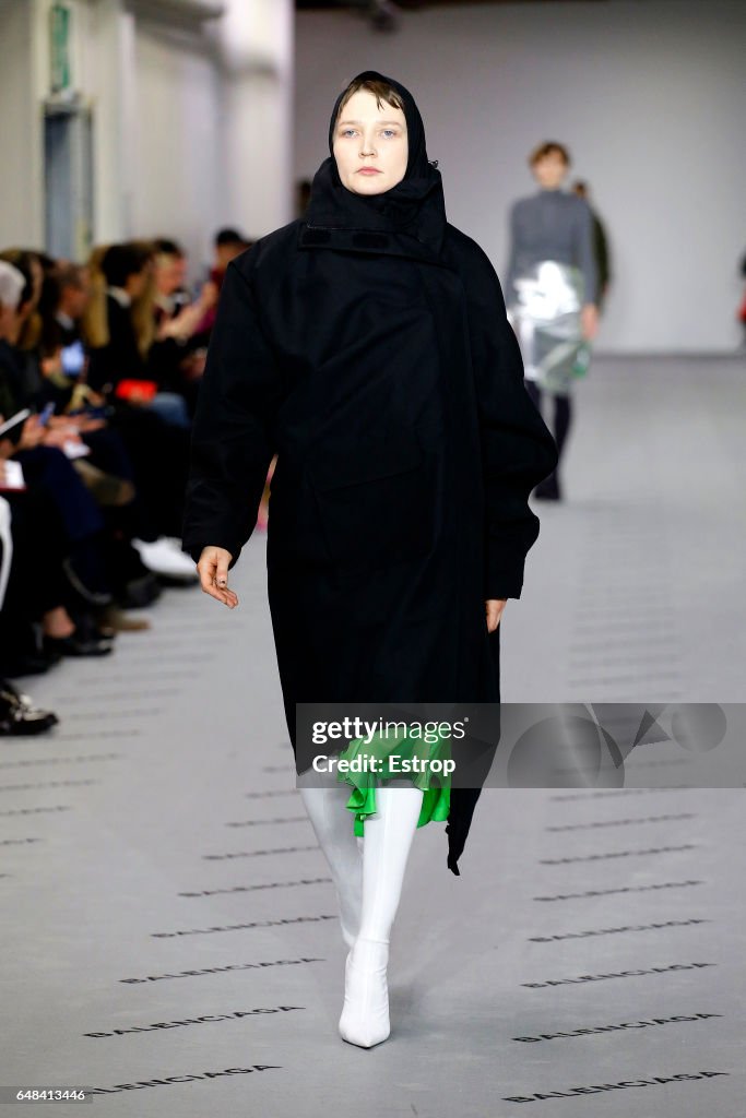 Balenciaga : Runway - Paris Fashion Week Womenswear Fall/Winter 2017/2018