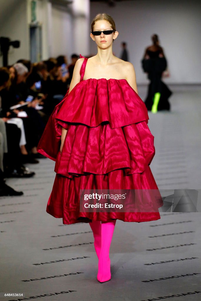 Balenciaga : Runway - Paris Fashion Week Womenswear Fall/Winter 2017/2018