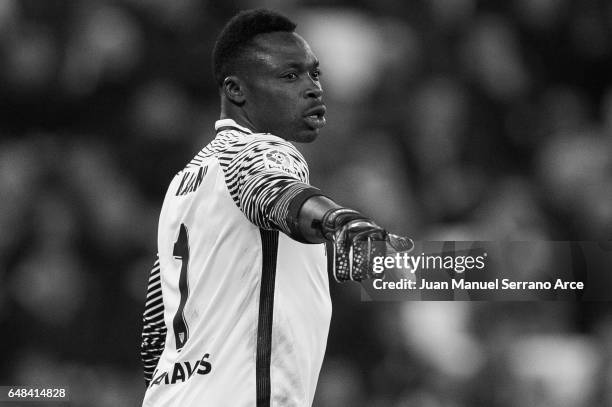 Carlos Kameni of Malaga CF reacts during the La Liga match between Athletic Club Bilbao and Malaga CF at San Mames Stadium on March 5, 2017 in...