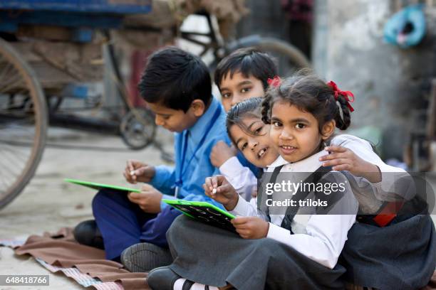 schoolgaande kinderen schrijven op leisteen - indian school kids stockfoto's en -beelden