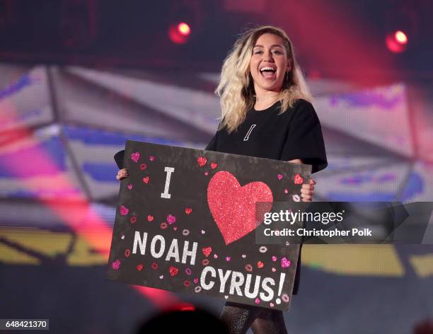 Cyrus Sign 1,196 Miley Cyrus Converse Stock Photos, High-Res Pictures, and Images ...