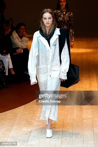 Celine: Runway - Paris Fashion Week Womenswear Fall/Winter 2017/2018 Celine: Runway - Paris Fashion Week Womenswear Fall/Winter 2017/2018