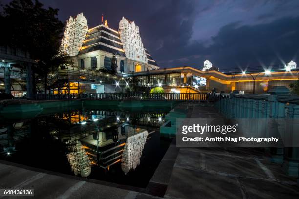 iskcon temple at twilight - bangalore 個照片及圖片檔