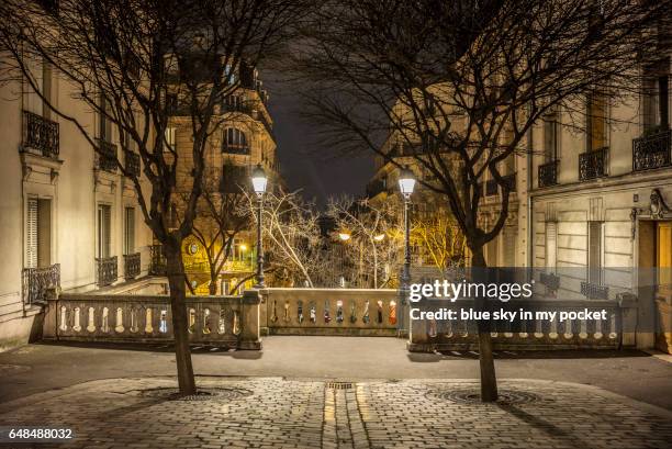 above the steps at the rue du mont, montmartre, paris in winter. - montmartre stock-fotos und bilder