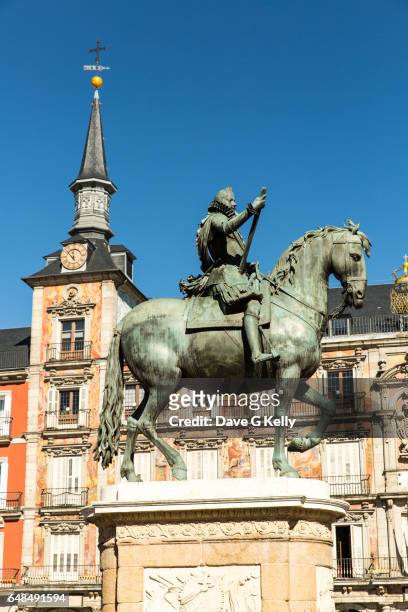 equestrian statue, madrid - statue de philippe iii photos et images de collection