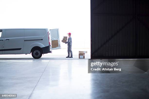 courier delivering parcels and boxes - camionnette photos et images de collection
