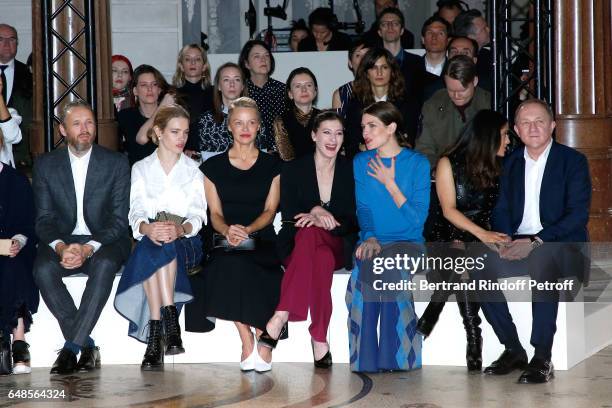 Husband of Stella, Alasdhair Willis, Natalia Vodianova, Pamela Anderson, Marie-Agnes Gillot, Charlotte Casiraghi, Salma Hayek and her husband CEO of...