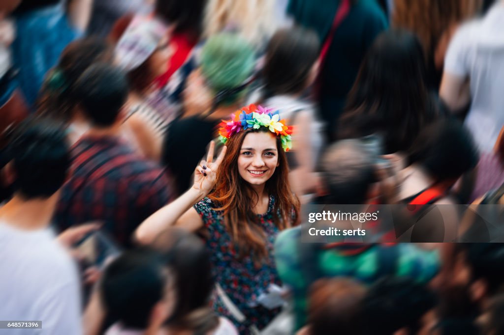 Mujer joven haciendo Victoria señal con la mano con la protesta