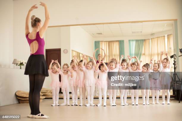 classe della scuola di balletto - dance teacher foto e immagini stock