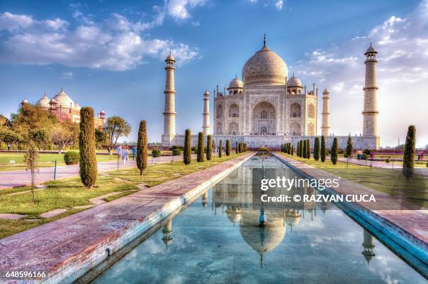 taj mahal in autumn time - unesco fotografías e imágenes de stock