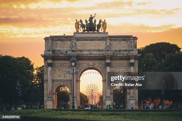 arc de triomphe du carrousel near the musee du louvre, paris - carrousel du louvre stockfoto's en -beelden