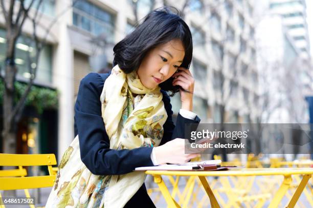 young professional working outside - daily life in silicon valley stock pictures, royalty-free photos & images