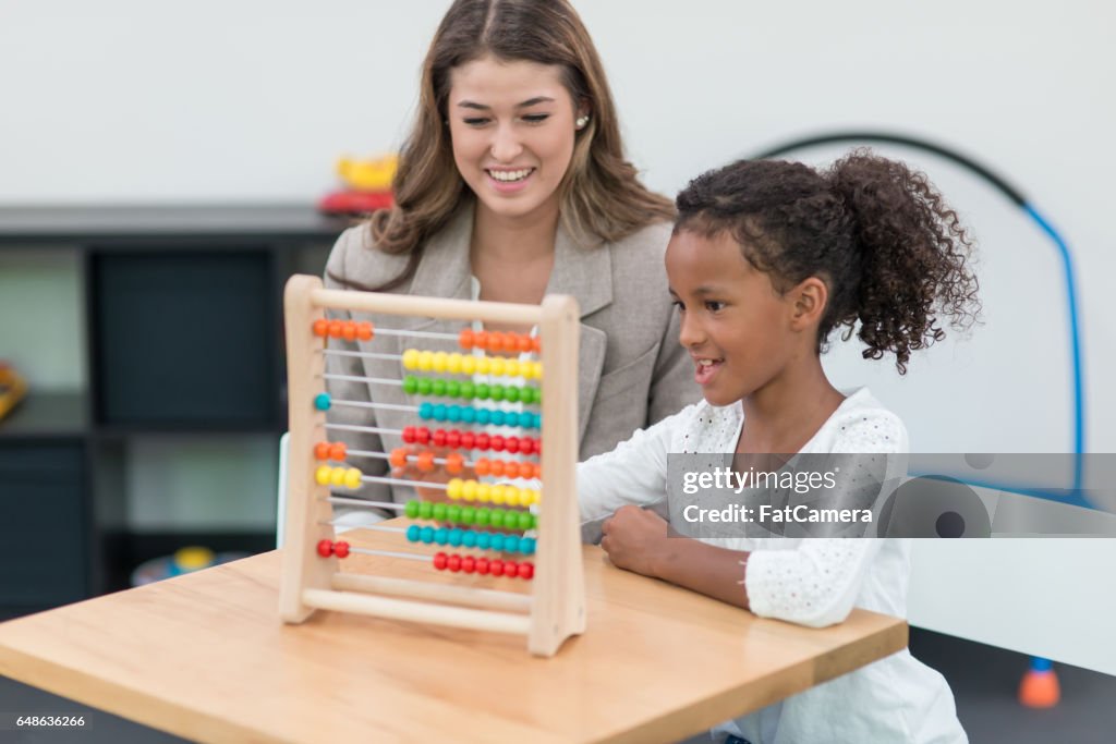 Therapeuten tun Spieltherapie mit jungen Mädchen