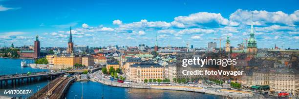 stockholm sommer türme hafen am wasser stadtbild panorama gamla stan sweden - stockholm county stock-fotos und bilder