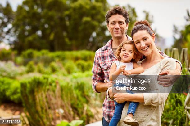 es una familia que cultiva el jardín - farm couple fotografías e imágenes de stock