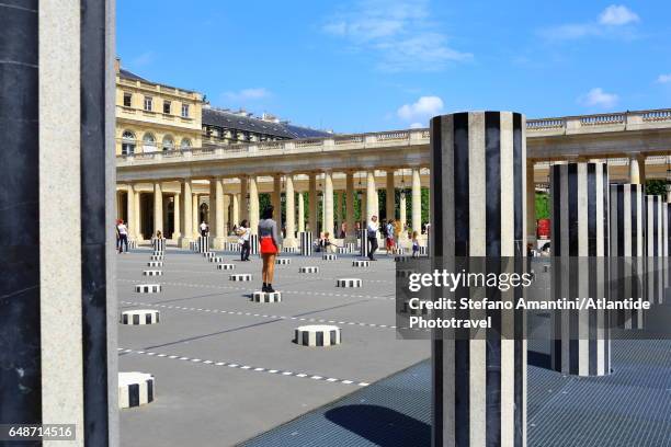 the palais royal, cour (courtyard) d'honneur, les deux plateaux (also known as the colonnes de buren) art installation by daniel buren - palais royal stock pictures, royalty-free photos & images