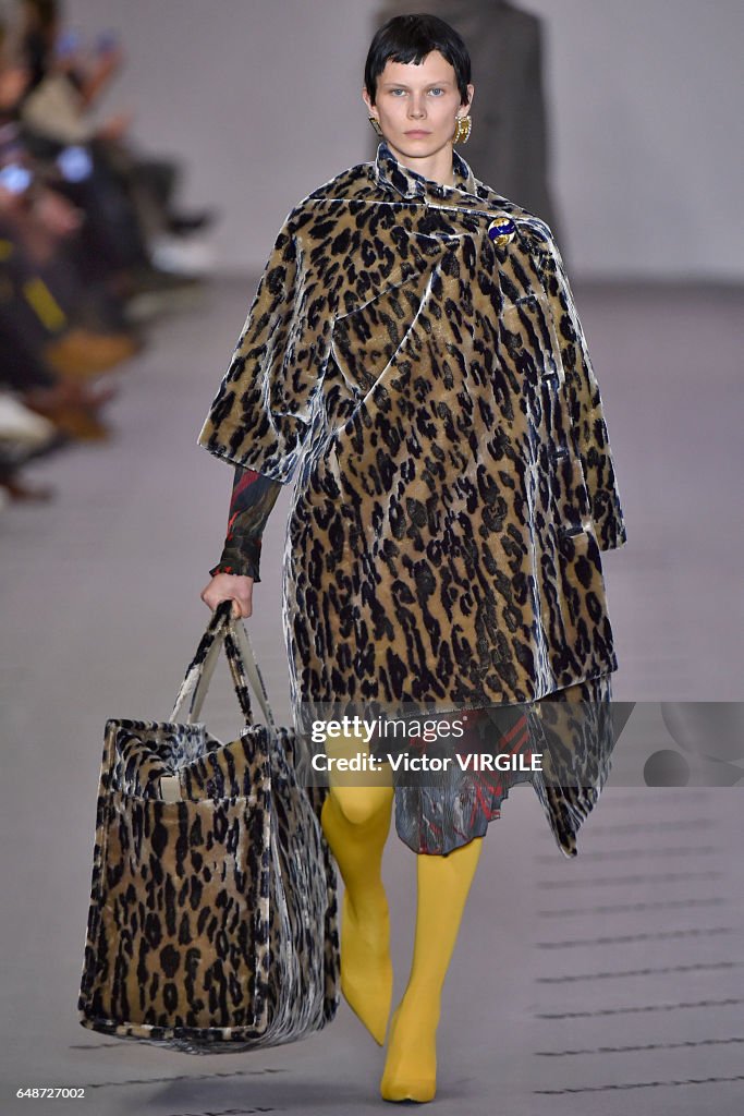 Balenciaga : Runway - Paris Fashion Week Womenswear Fall/Winter 2017/2018