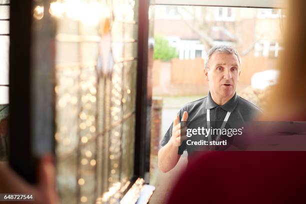 puerta de asesoramiento - vendedor de puerta en puerta fotografías e imágenes de stock