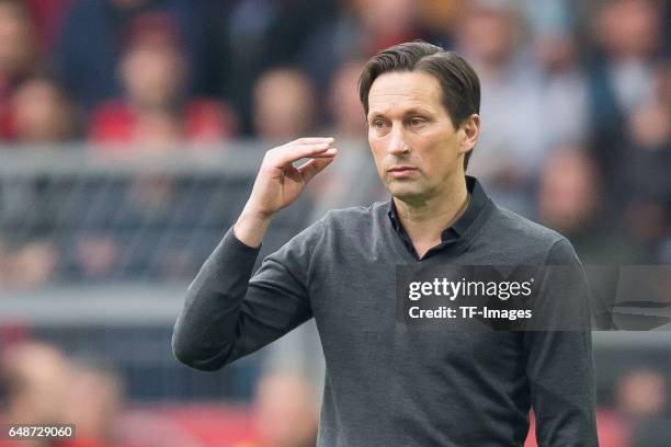 Head coach Roger Schmidt of Bayer Leverkusen gestures during the Bundesliga match between Borussia Dortmund and Bayer 04 Leverkusen at Signal Iduna...