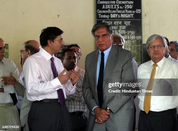 Funeral - Ratan Tata and Ravi Kant alongside Tata employees during the cremation of Jamshed Jehangir Bhabha at Chandanwadi crematorium on Wednesday