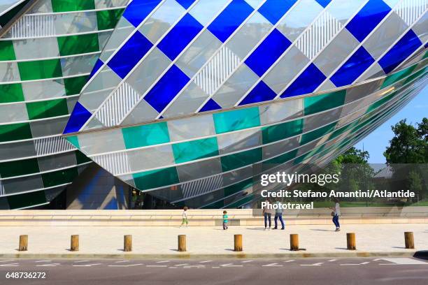 louis vuitton foundation in bois de boulogne - fondation louis vuitton stock pictures, royalty-free photos & images