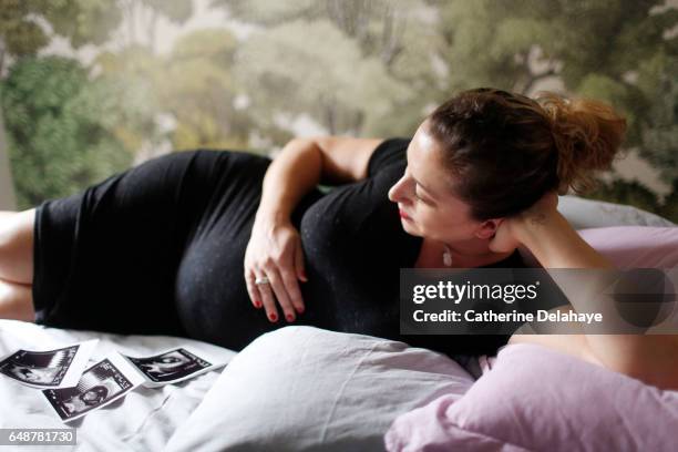 a pregnant woman at home - cheveux blonds stockfoto's en -beelden