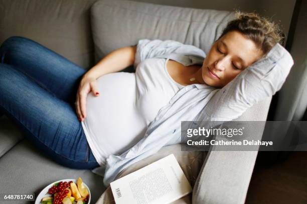 a pregnant woman at home - cheveux blonds imagens e fotografias de stock