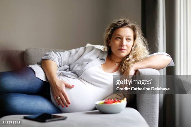 a pregnant woman at home - cheveux blonds imagens e fotografias de stock