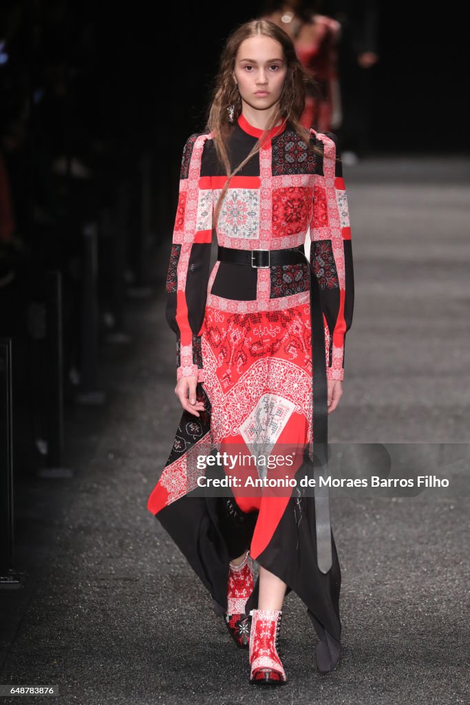 Alexander McQueen : Runway - Paris Fashion Week Womenswear Fall/Winter 2017/2018