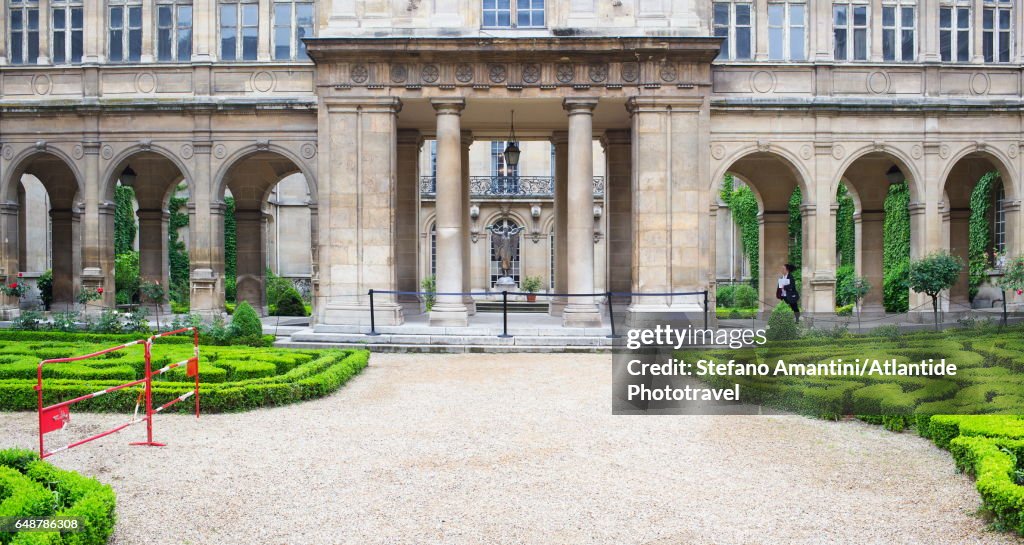 The Marais, garden near the entrance of Musée (Museum) Carnavalet