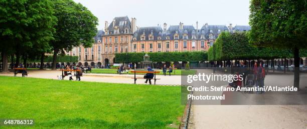 place de vosges (square) - vosges platz stock-fotos und bilder