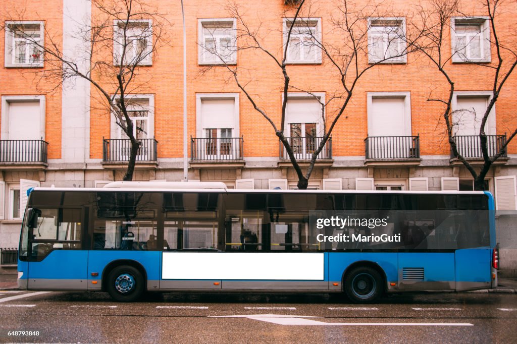 El autobús azul en la calle